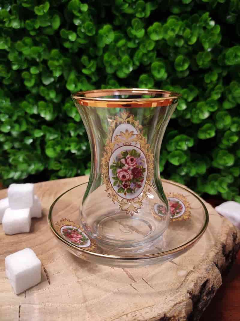 لیوان کریستالی لب طلایی با جلوه لوکس و شیک